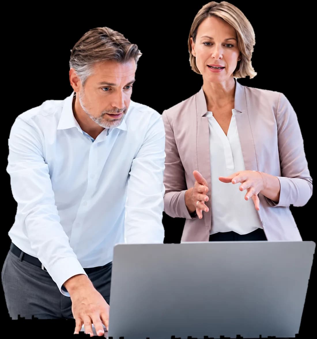 Dos colegas revisan datos en una laptop